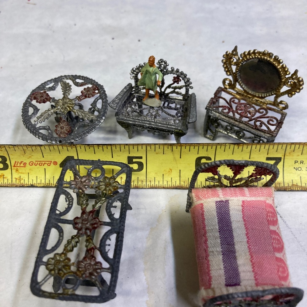Set of 5 pieces of furniture for a small dollhouse or fairy garden. 1 inch tall.